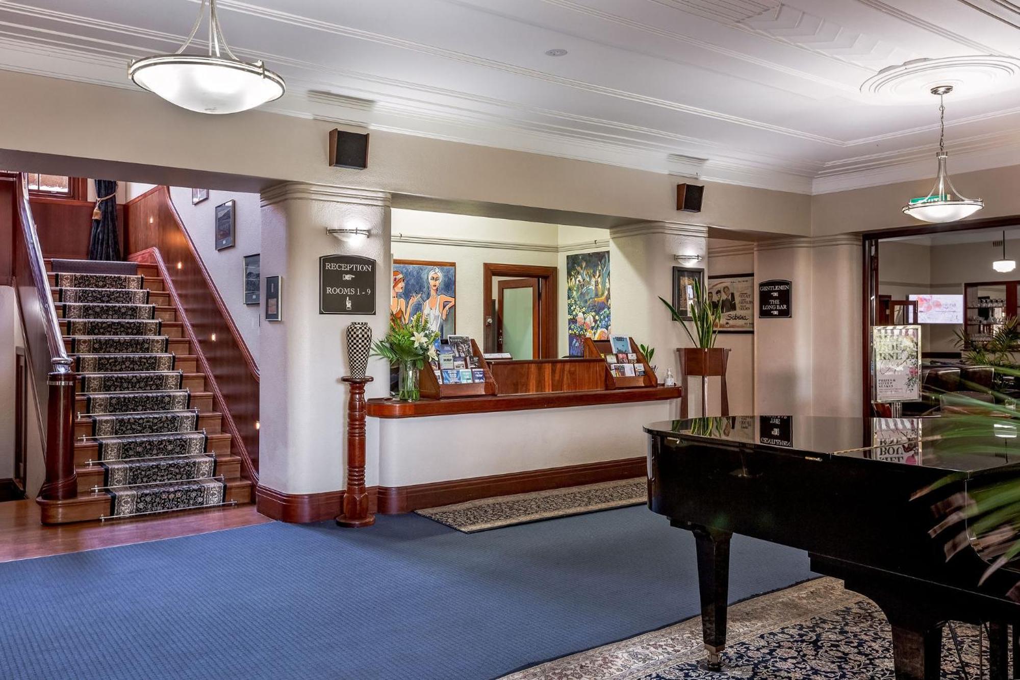 Caves House & 4*