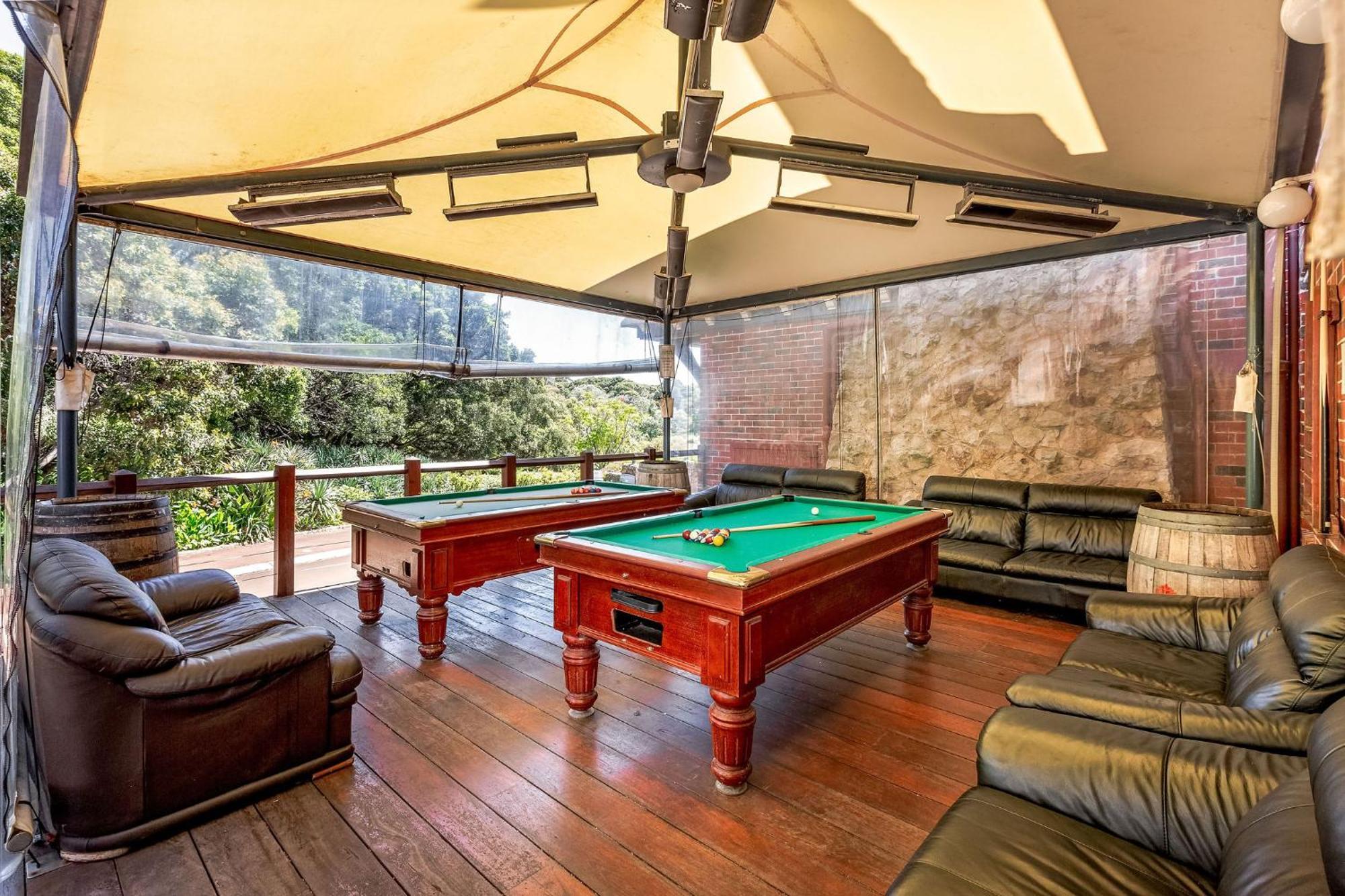 Caves House & 4*