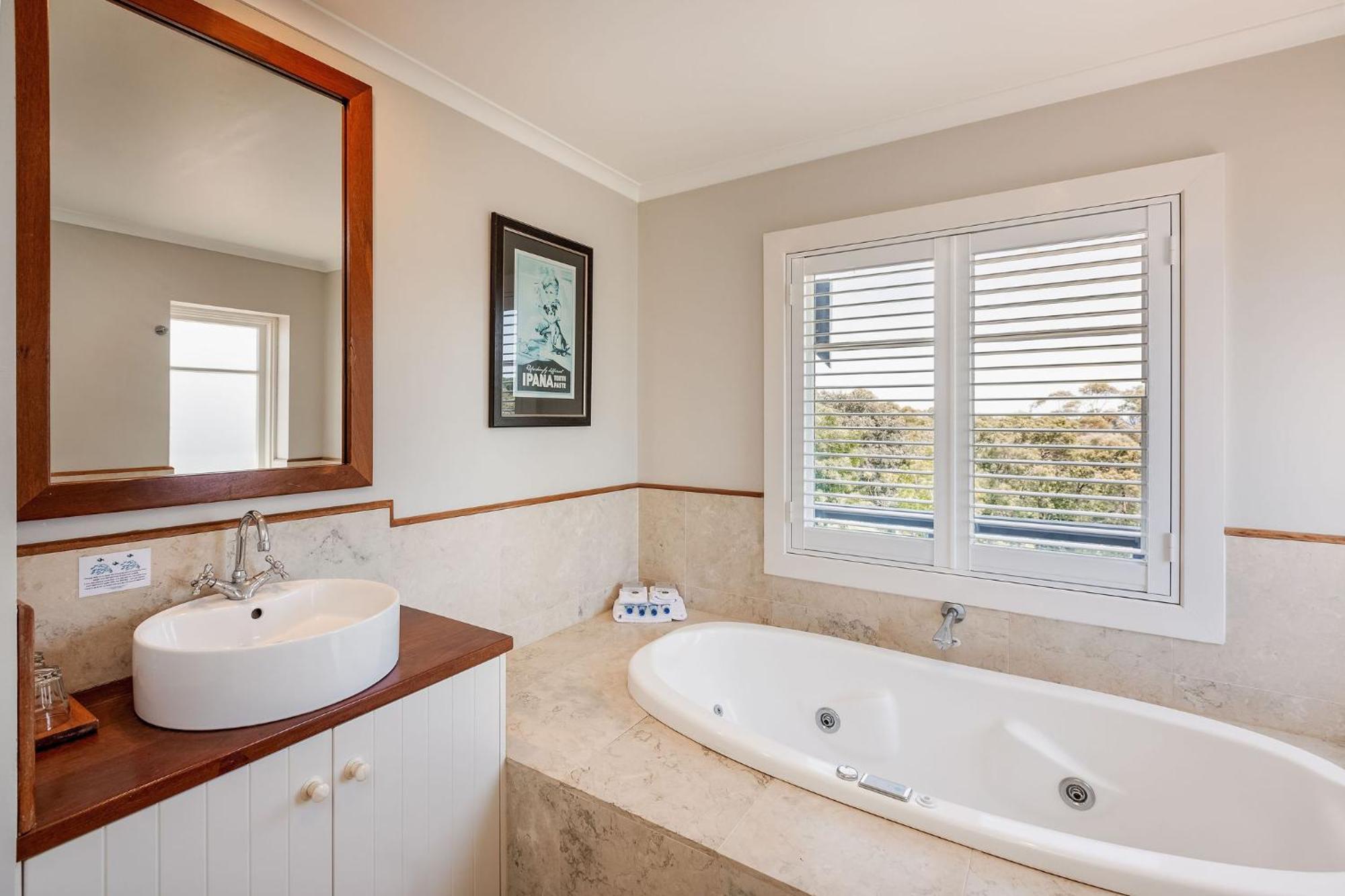 Caves House & Hotel 4*