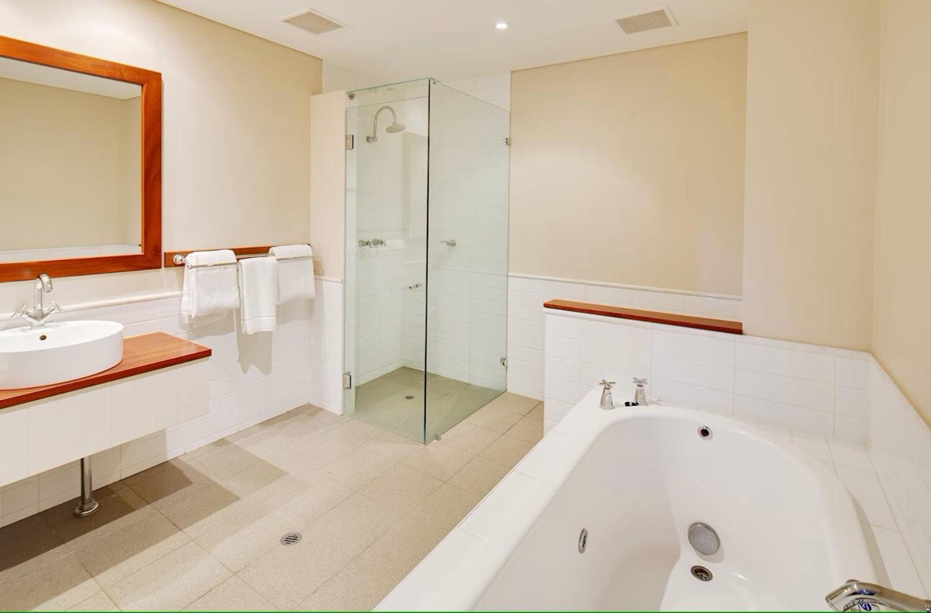 Caves House & 4*